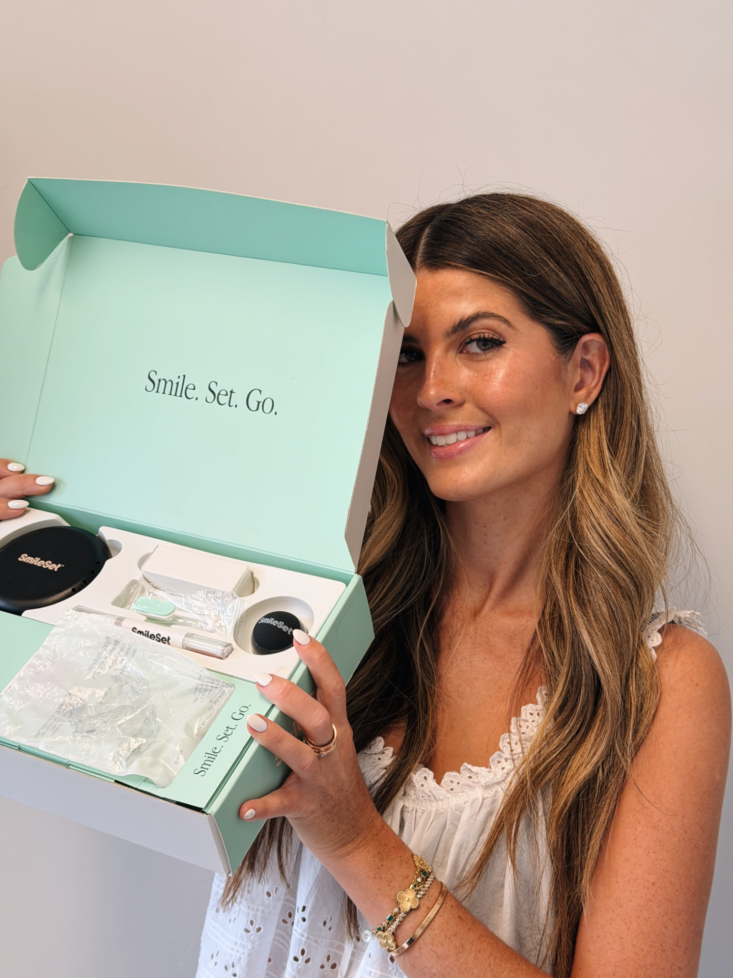 Patient opening a Smile.Set.Go branded box
