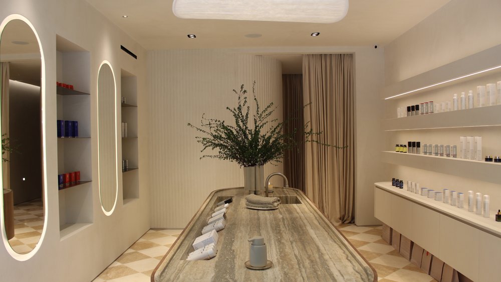 Facile flagship treatment room with oval vanity mirrors